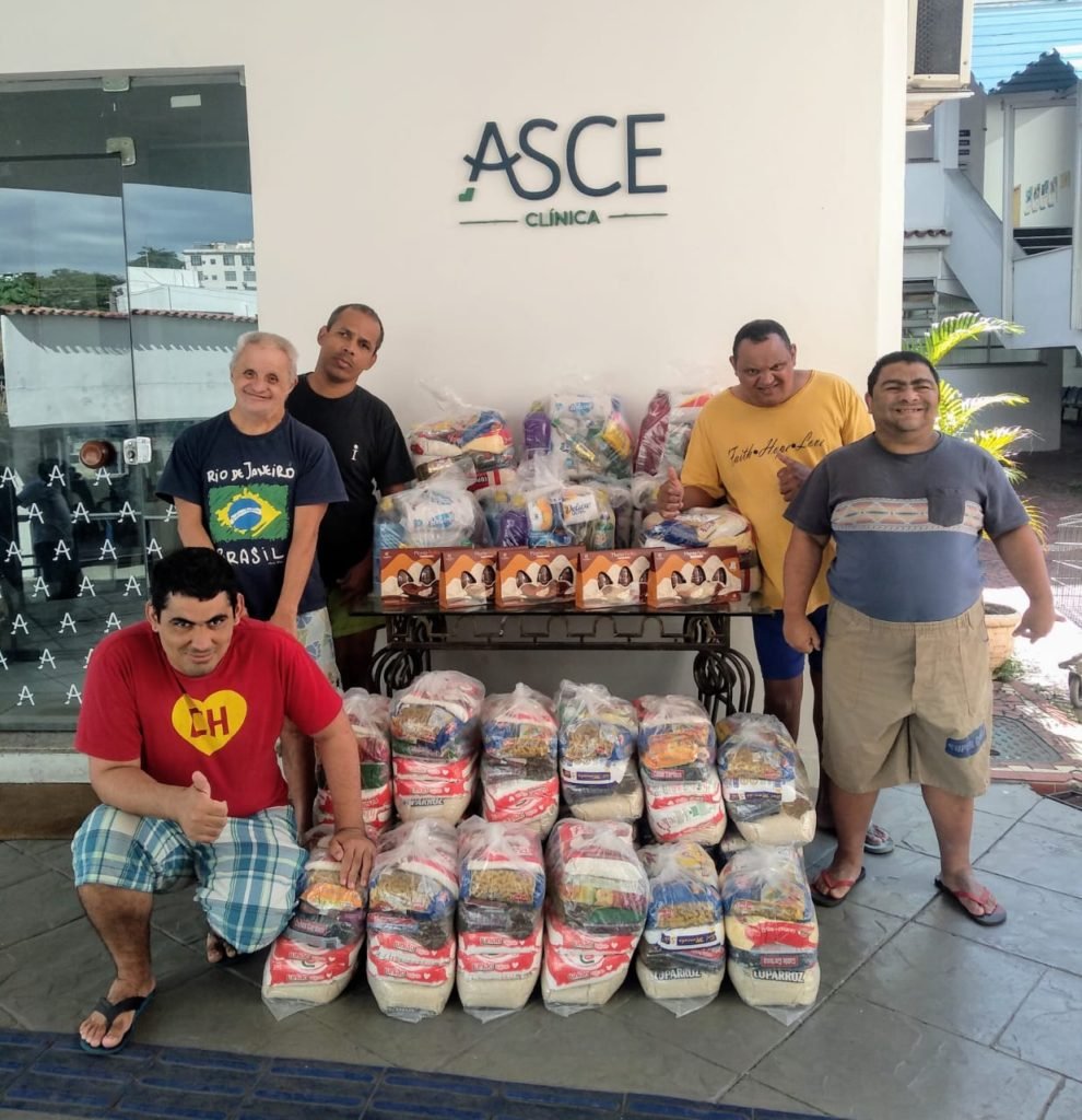 Recebimento pelos meninos da ASCE das 20 cestas doadas pela Recreação Infantil Estrelinha